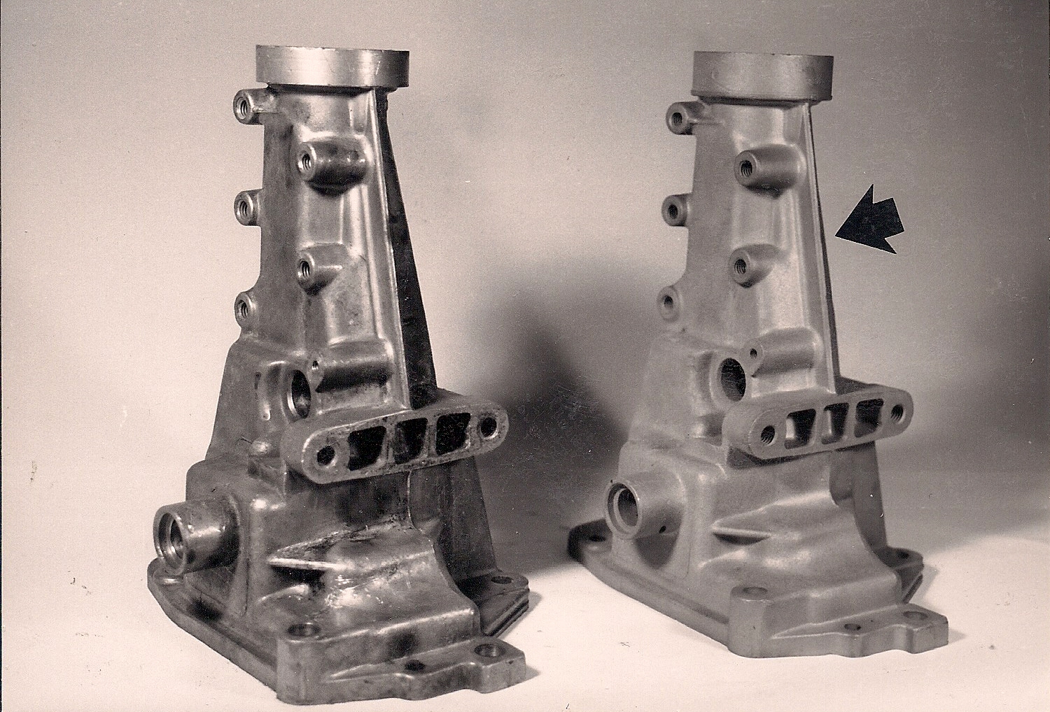 Early Muncies #3831731 (left) and early #3846429 (right) tailhousings. Note thin parting “rib”(arrow) on bottom side of early housing.